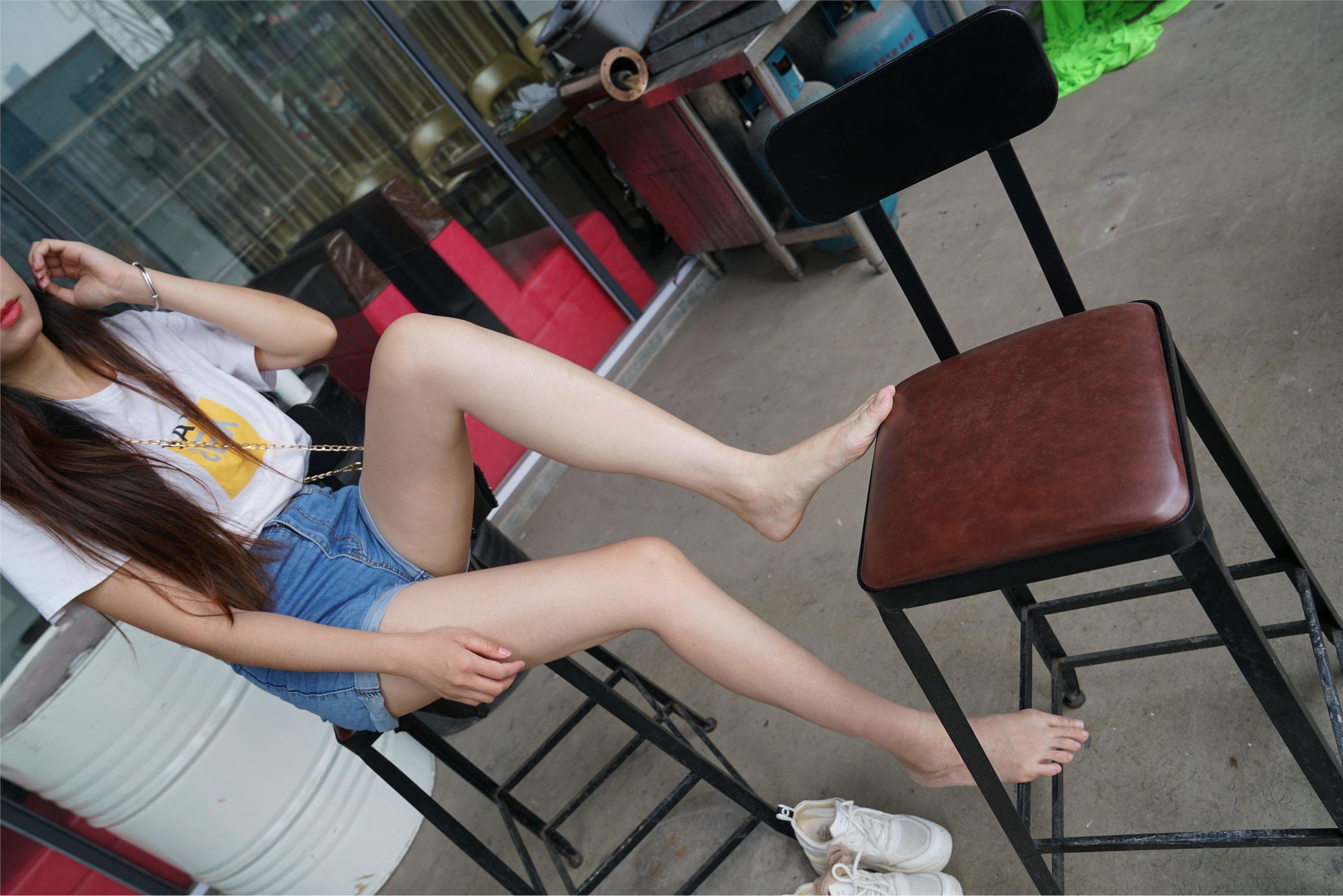 Have you ever seen the beautiful feet of MussGirl NO.084, a sales girl from Greenland? Panpan